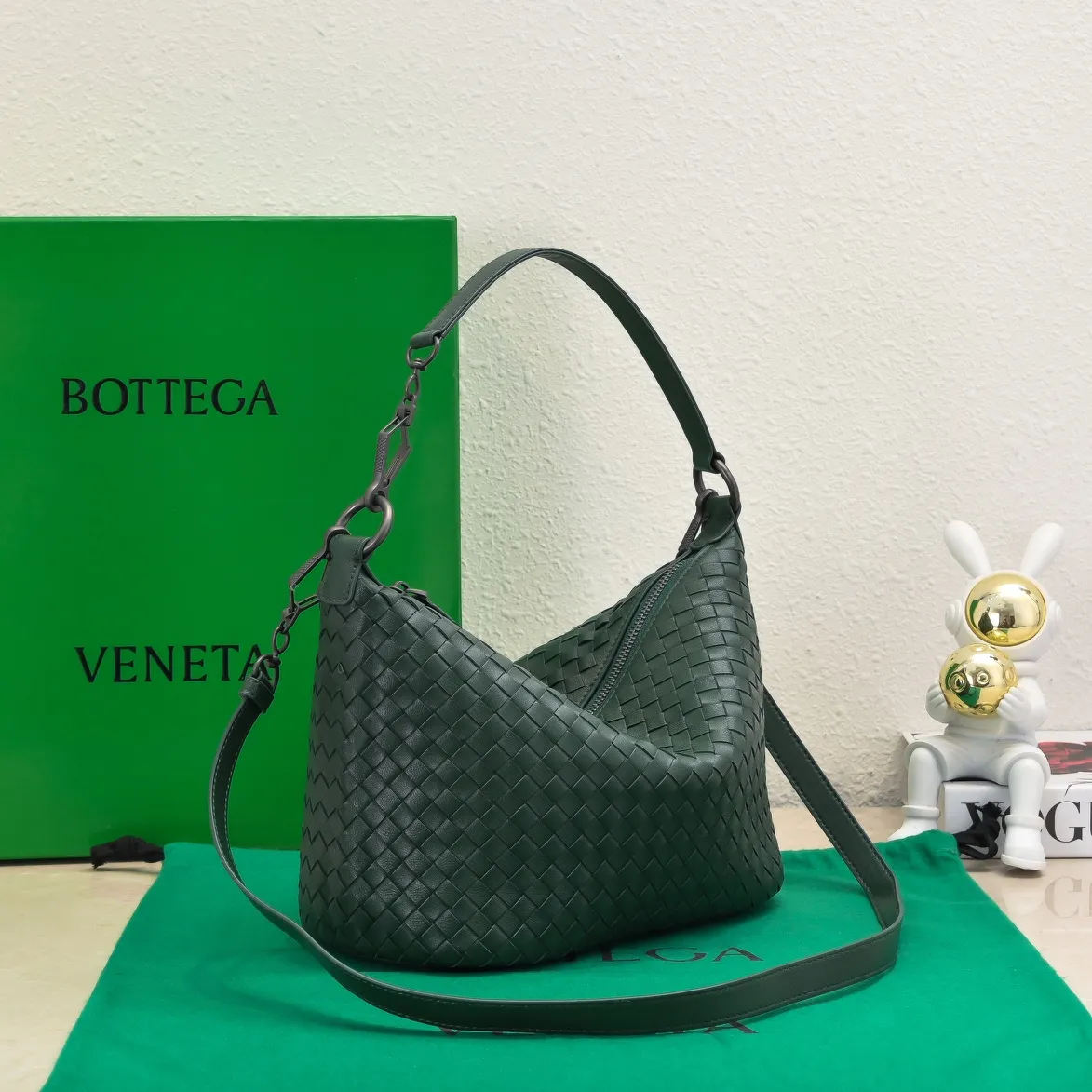 Batch 1260 BV classic women's hand-held shoulder crossbody bag, made of imported sheepskin purely hand-woven, lined with pigskin, equipped with original matte hardware, with long shoulder straps that can be adjusted in length, impeccable workmanship, top-notch craftsmanship, focusing on high-end quality, the first choice for product identification, real-life pictures 👉🏻The color is great👍 Size: 28*18*14 Model: 9843